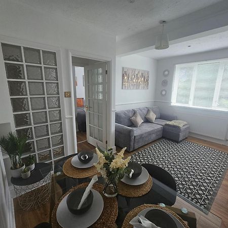 St Albans City Stays - Near Luton Airport - St Albans Abbey & City Train Station - Close To London- Harry Potter World - The Odyssey Cinema - Abbey Cathedral- Contractors I Business I Leisure- Sleeps Upto 6 People Экстерьер фото