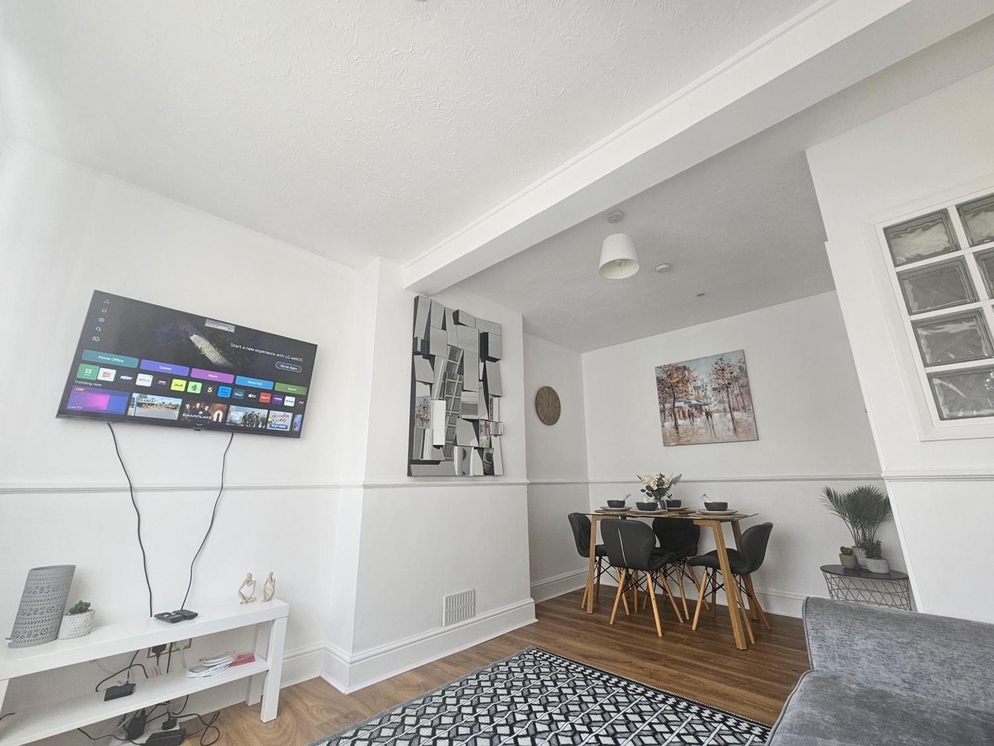 St Albans City Stays - Near Luton Airport - St Albans Abbey & City Train Station - Close To London- Harry Potter World - The Odyssey Cinema - Abbey Cathedral- Contractors I Business I Leisure- Sleeps Upto 6 People Экстерьер фото